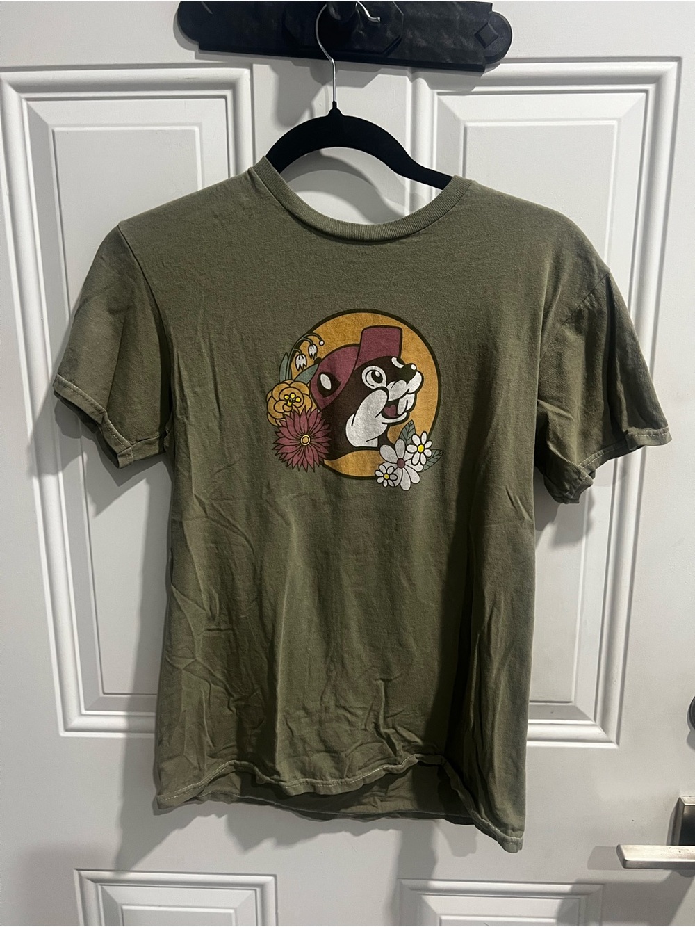 Buc-ee’s Olive Graphic Short Sleeve Tee with Floral Mascot